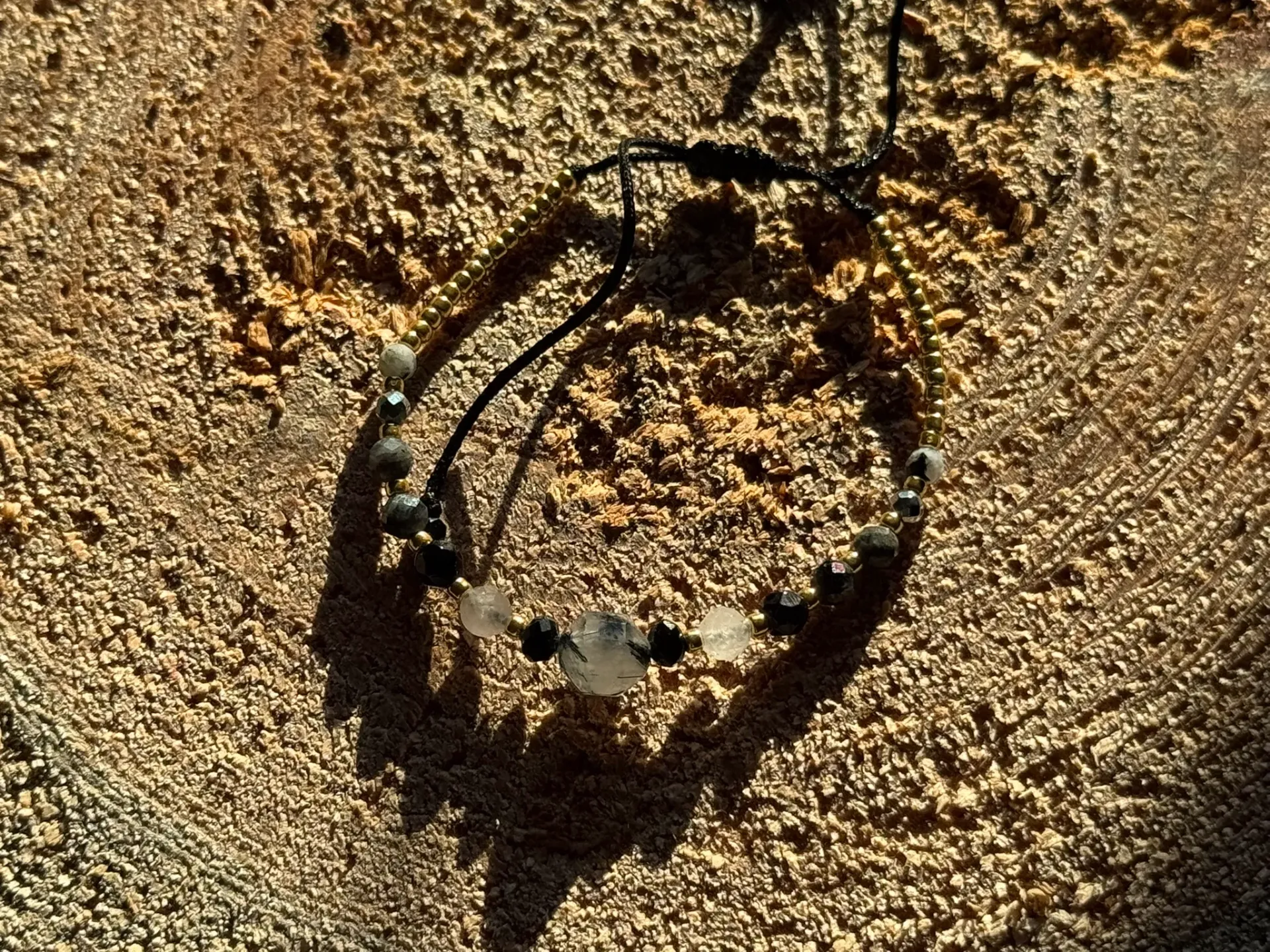 Bransoletka ciemna ze zlotym 1