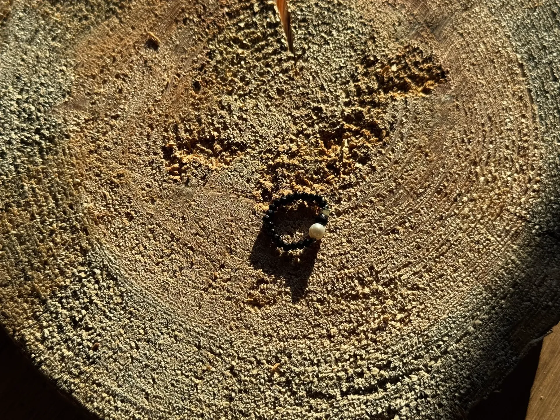 Pierścionek ciemny 3