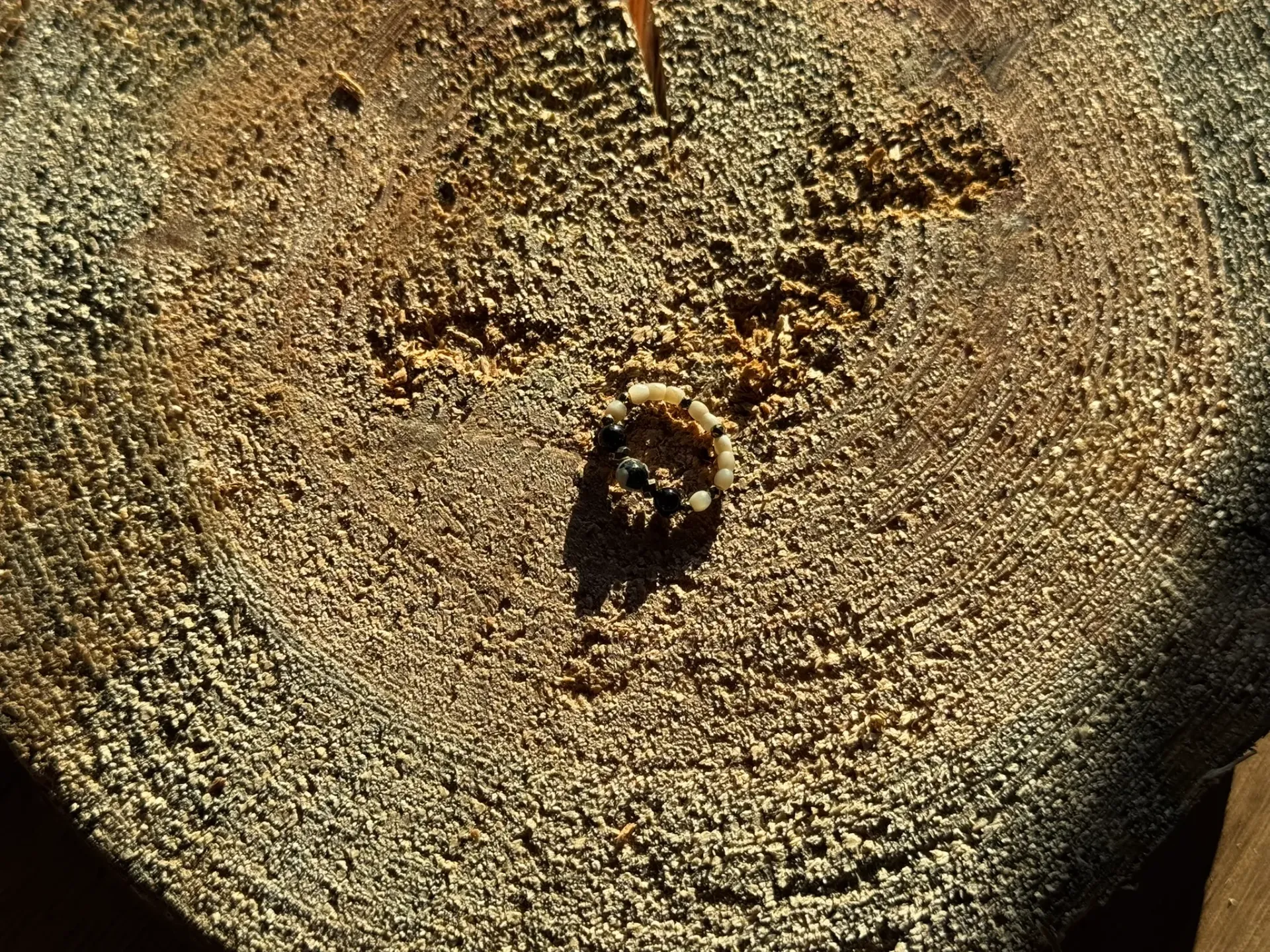 Pierścionek ciemno bezowy 1