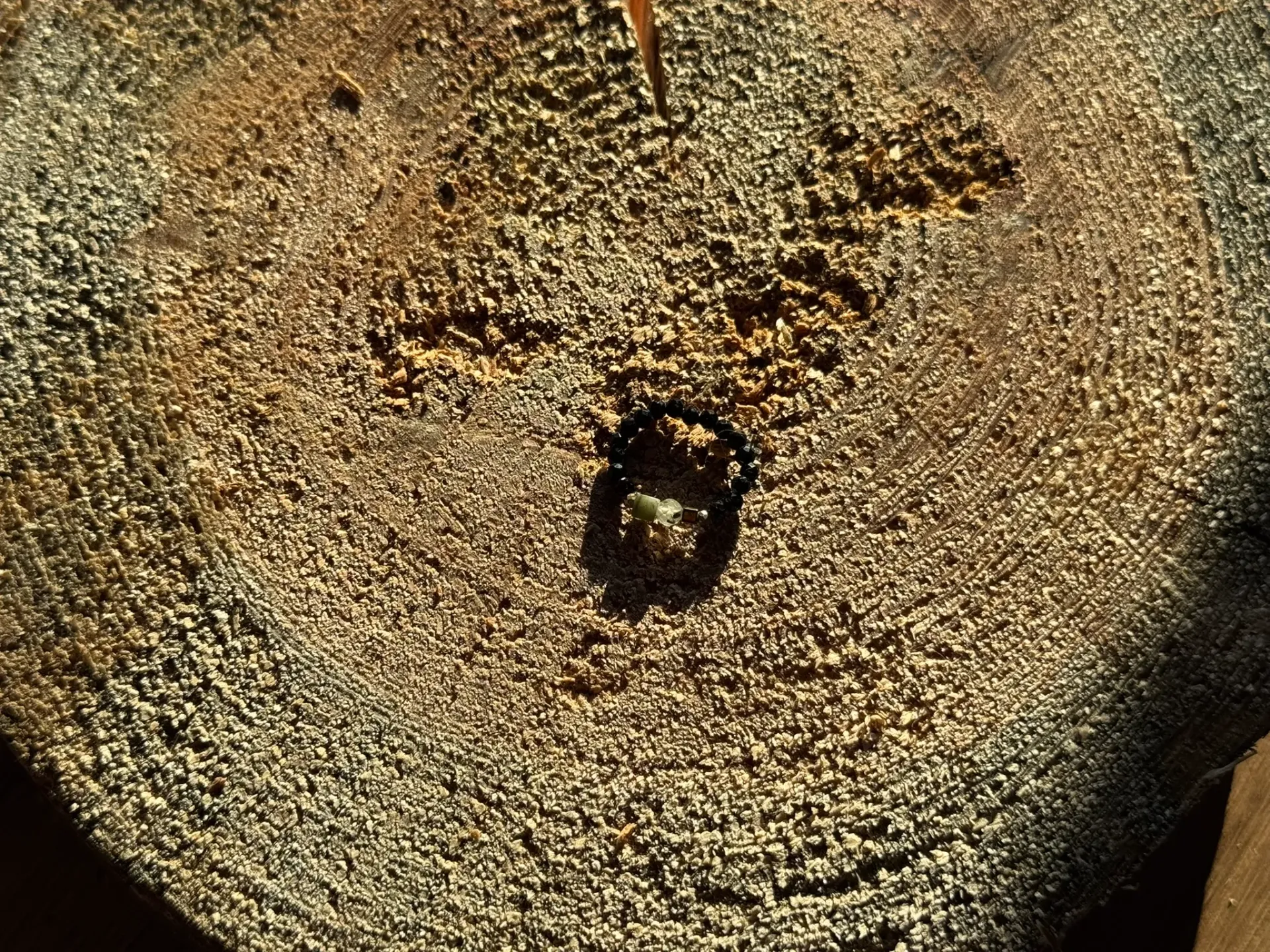 Pierścionek ciemny 5